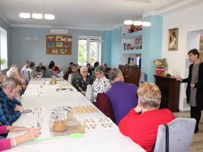 1) Zdjęcie wykonane w sali głównej domu dziennego pobytu w Sompolnie podczas spotkania z panią Joanną Grzechowiak – doradcą obywatelskim.