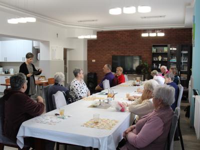 2) Na zdjęciu uczestnicy ddp słuchają wykładu pani Joanny Grzechowiak