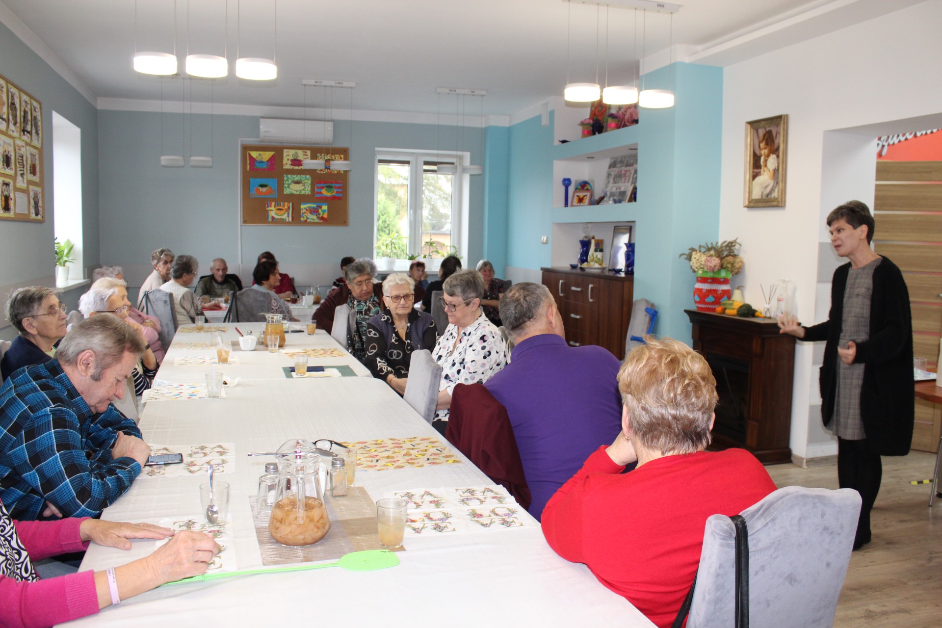 1) Zdjęcie wykonane w sali głównej domu dziennego pobytu w Sompolnie podczas spotkania z panią Joanną Grzechowiak – doradcą obywatelskim.