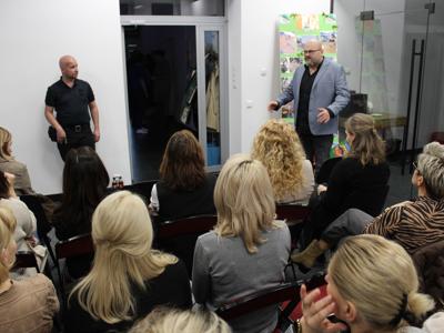 1) Zdjęcie zrobione w Dziennym Centrum Wsparcia w Sompolnie. Przedstawia: z prawej strony – pana Tomasza Majewskiego (dyrektora Miejsko – Gminnego Ośrodka Pomocy Społecznej w Sompolnie), z lewej strony – pana Pawła Boguszewskiego ( detektywa, mediatora, kuratora zajmującego się trudną młodzieżą). Na zdjęciu widać również osoby zebrane na spotkaniu.