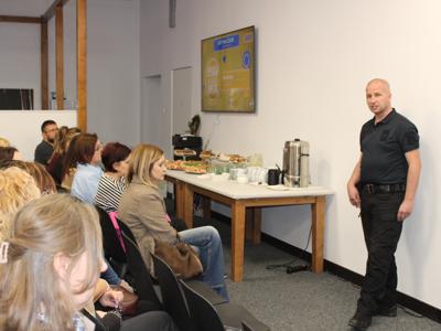 2) Zdjęcie przedstawia pana Pawła Boguszewskiego opowiadającego o swojej pracy oraz uczestników spotkania edukacyjno – profilaktycznego.