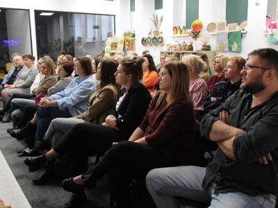 4) Na fotografii nauczyciele, pedagodzy, pracownicy socjalni, przedstawicielka policji podczas spotkania w dziennym centrum wsparcia
