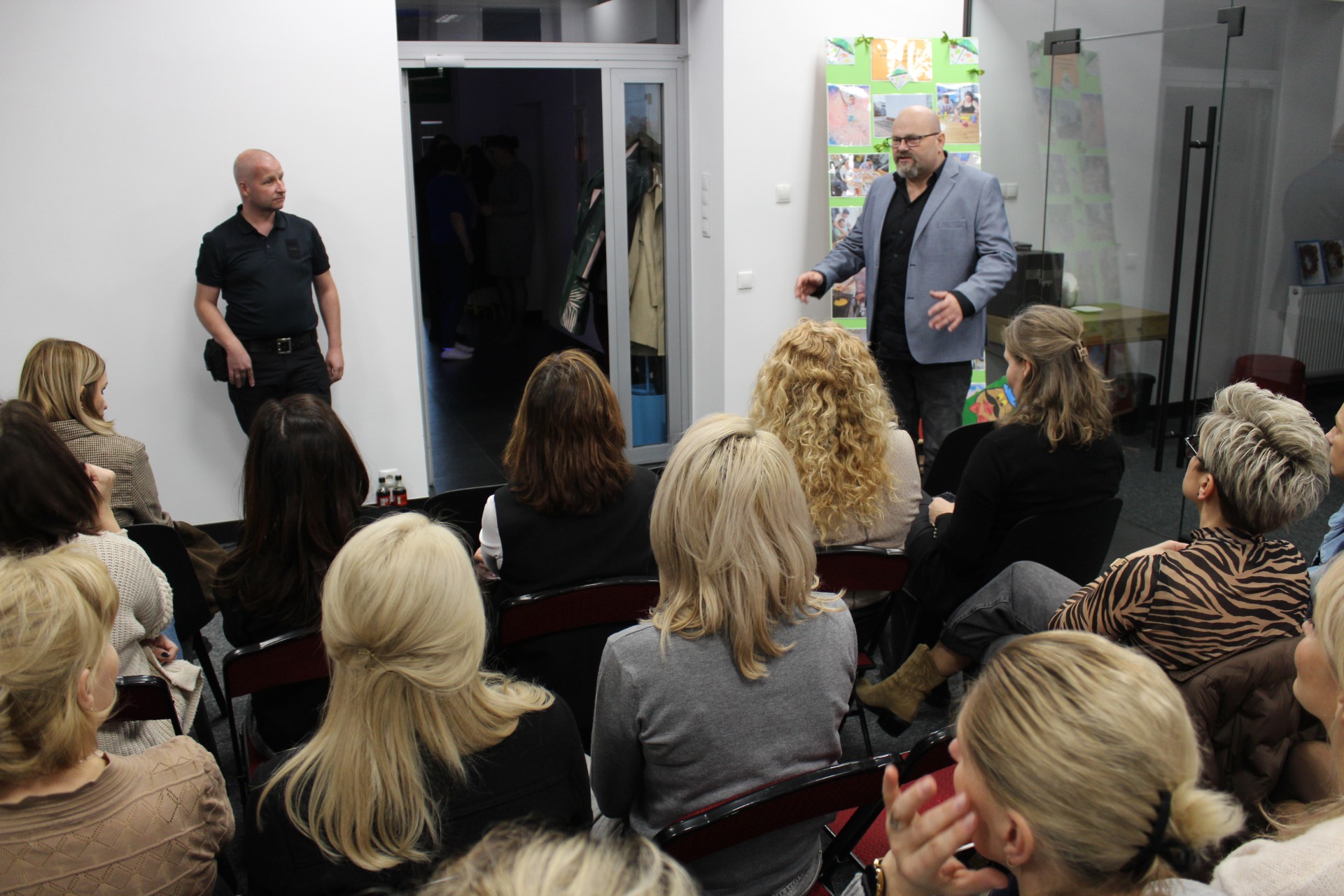 1) Zdjęcie zrobione w Dziennym Centrum Wsparcia w Sompolnie. Przedstawia: z prawej strony – pana Tomasza Majewskiego (dyrektora Miejsko – Gminnego Ośrodka Pomocy Społecznej w Sompolnie), z lewej strony – pana Pawła Boguszewskiego ( detektywa, mediatora, kuratora zajmującego się trudną młodzieżą). Na zdjęciu widać również osoby zebrane na spotkaniu.