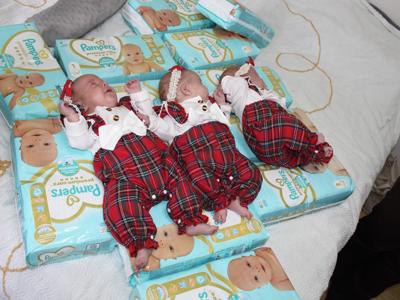 4) Na zdjęciu trojaczki leżące na pieluszkach