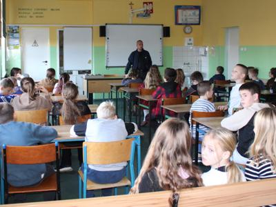 1) Zdjęcie wykonane w jednej z sal lekcyjnych w szkole podstawowej w Sompolnie. Przedstawia uczniów szkoły oraz Pana Pawła Boguszewskiego podczas prelekcji na temat hejtu wśród dzieci i młodzieży.