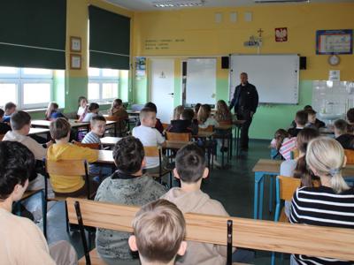 2) Na zdjęciu Pan Paweł Boguszewski oraz uczniowie słuchający jego wykładu.