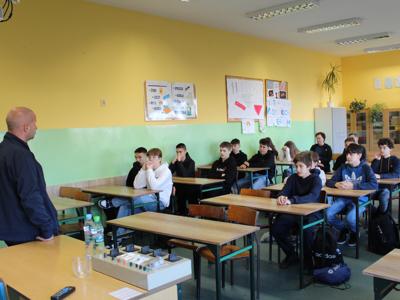 3) Na fotografii starsi uczniowie słuchający wykładu pana Pawła Boguszewskiego na temat hejtu.