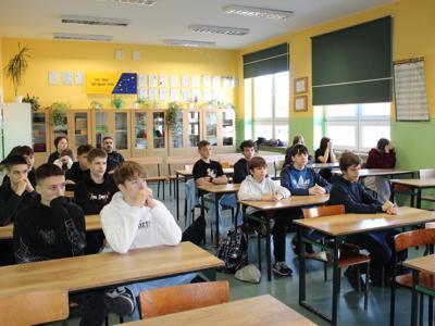 4) Zdjęcie przedstawia uczniów i uczennice słuchających wykładu Pana Pawła Boguszewskiego.