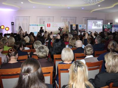 2) Na zdjęciu pracownicy ośrodków podczas prezentacji filmu o historii pomocy społecznej