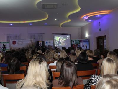 3) Zdjęcie przedstawia pracowników oglądających film o pracy ośrodków pomocy społecznej