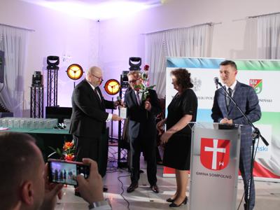 4) Na fotografii wręczanie statuetek