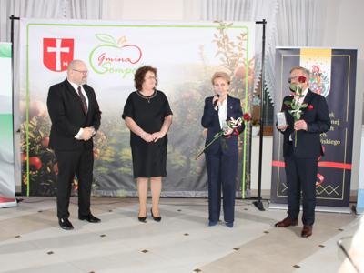 5) Zdjęcie przedstawia osoby nagrodzone z rąk starosty i wojewody