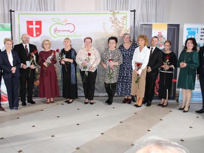 7) Na zdjęciu nagrodzenie pracownicy mgops w Sompolnie