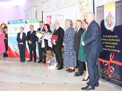 8) Na zdjęciu przedstawiciele gmin wraz z Panią Doktor Marią Szumigalską i Dyrektorem MGOPS w Sompolnie – Tomaszem Majewskim