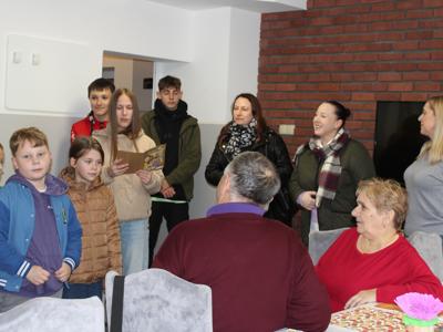 2) Na zdjęciu jedna z uczennic czyta życzenia z okazji Dnia Seniora.