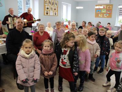 7. Zdjęcie grupowe wykonane na sali głównej DDP podczas wizyty przedszkolaków z grupy Świerszcze w DDP.