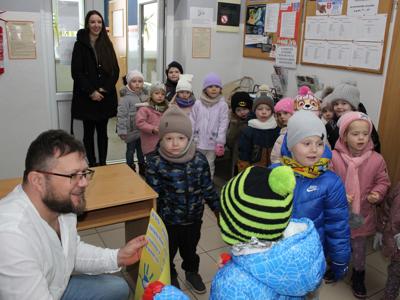 Na fotografii dzieci wręczające pracownikom laurkę z okazji dnia pracownika socjalnego.