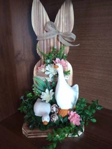 Zajączek z gąskami i różowymi kwiatkami