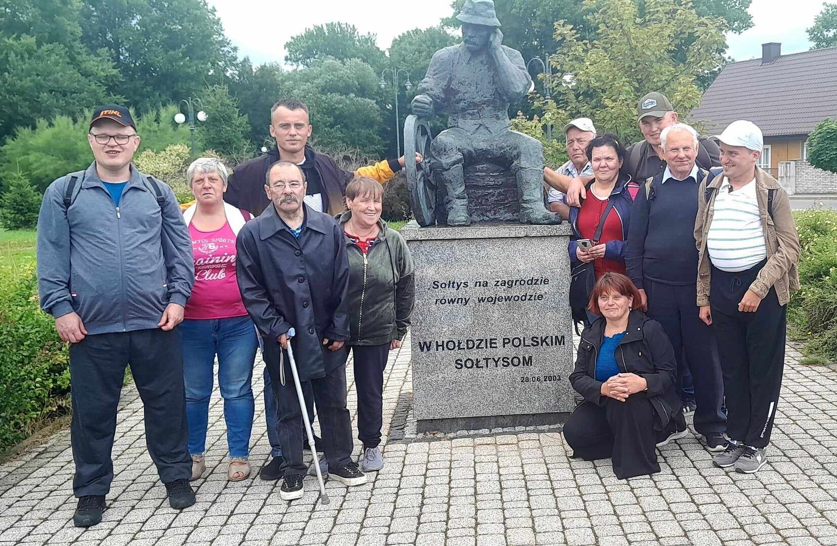 Przy pomniku sołtysa