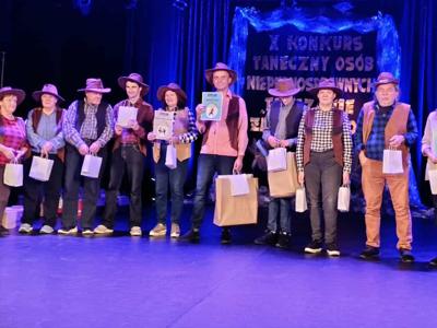 Pamiątkowe zdjęcie z nagrodami