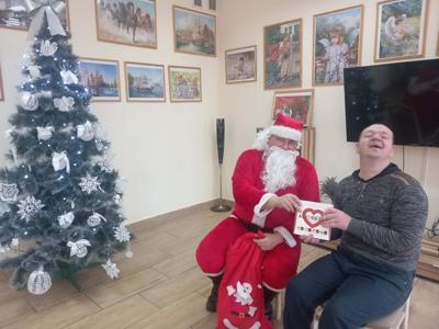 Św. Mikołaj rozdaje prezenty