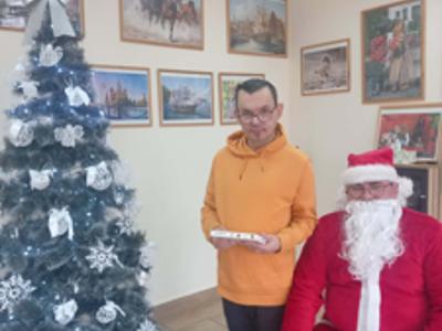 Św. Mikołaj rozdaje prezenty