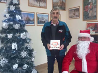 Św. Mikołaj rozdaje prezenty