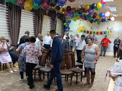 Zabawa z krzesełkami