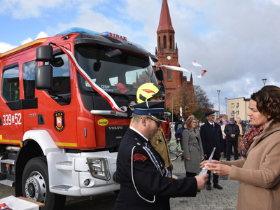 Zdjęcie z przekazania wozu dla OSP.