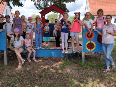 uczestnicy na placu zabaw