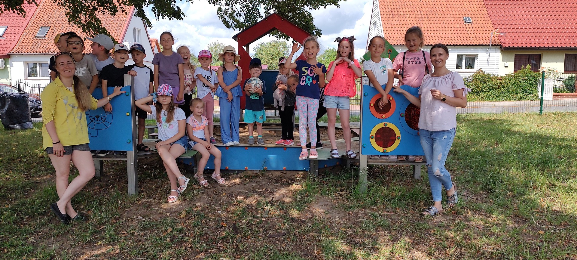 uczestnicy na placu zabaw