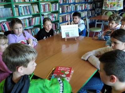 Uczestnicy lekcji bibliotecznej